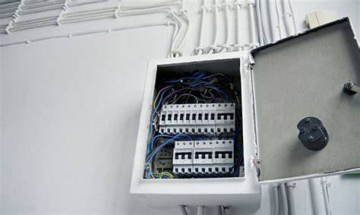 What breakers are compatible with crouse hinds?