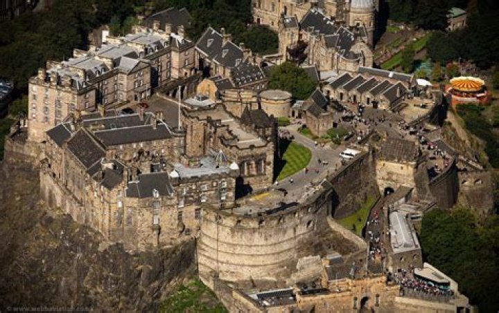 What is edinburgh castle built on?